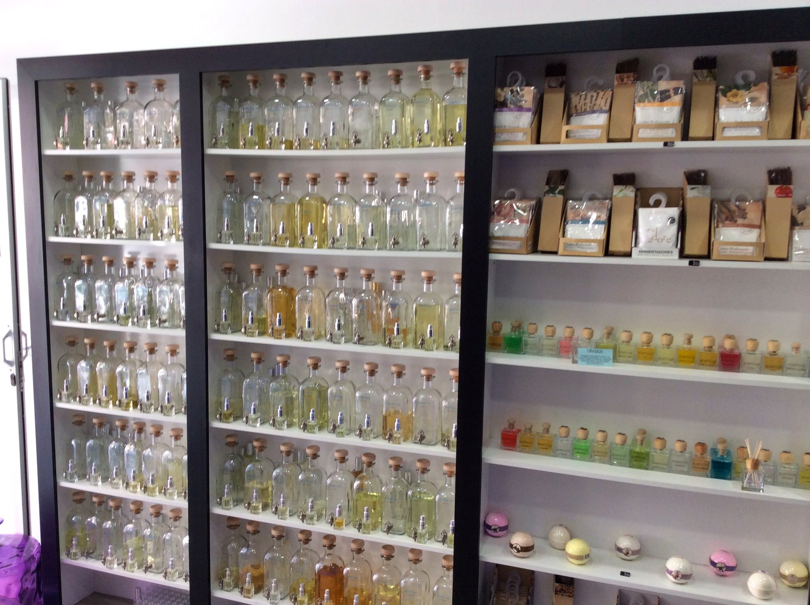 Pared de frascos de la tienda