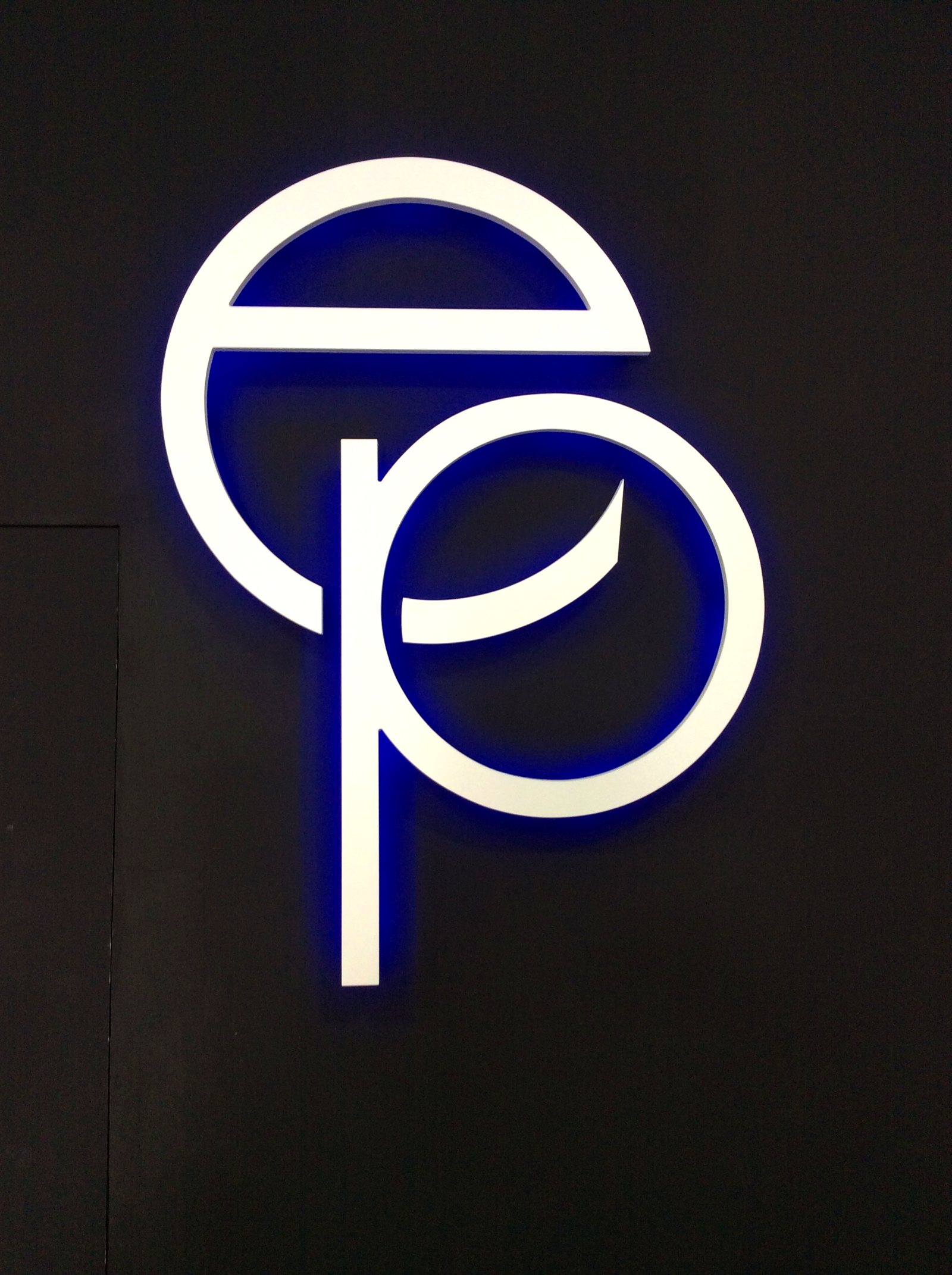 Logotipo ep en la pared de la tienda